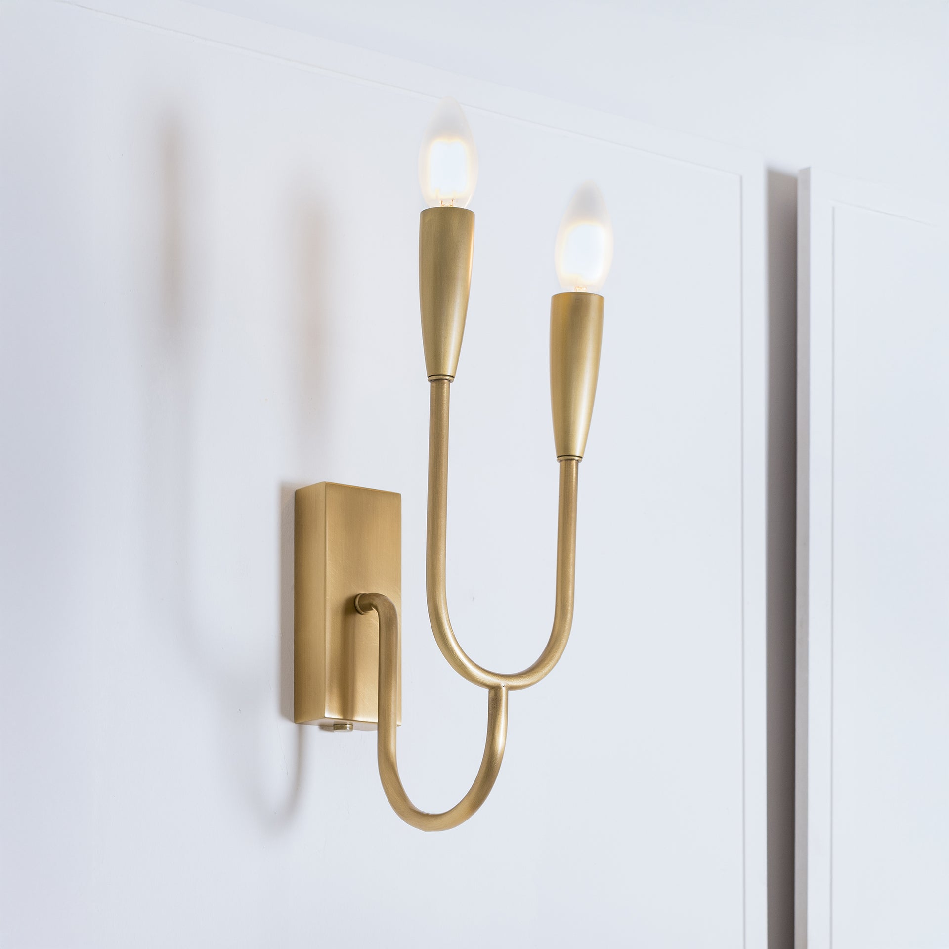 OSCAR ANTIQUE BRASS LEFT WALL LAMP