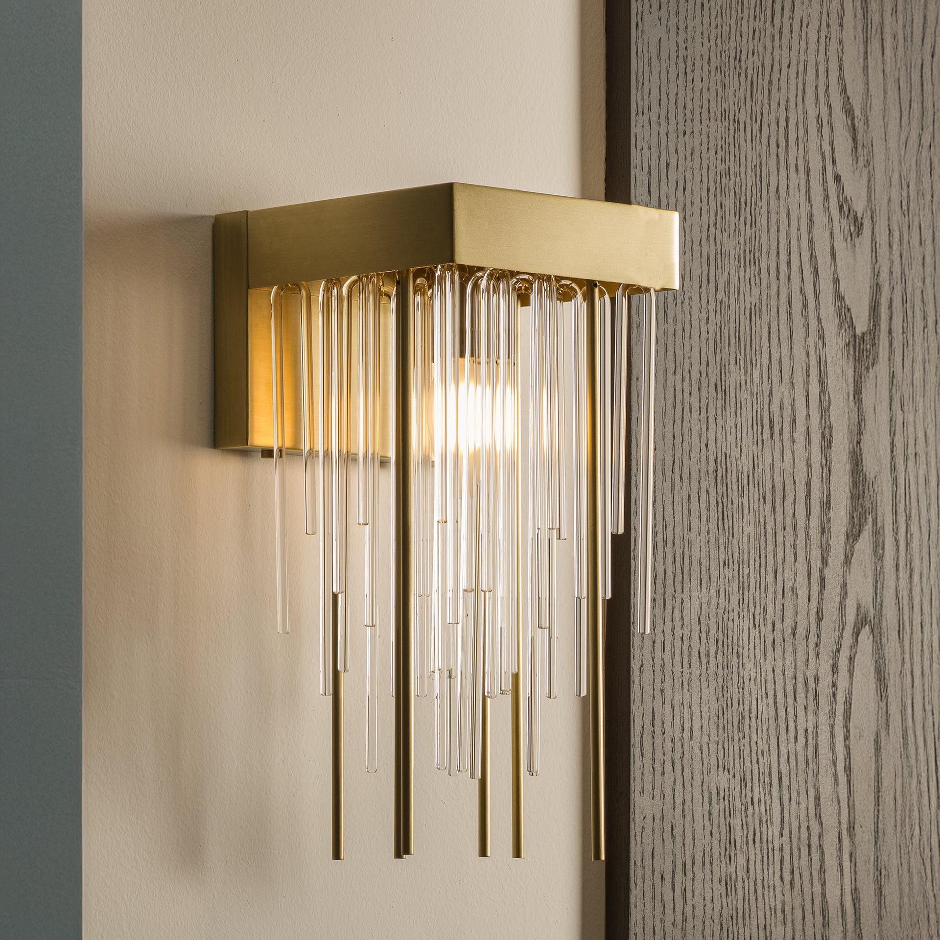 SUBLIME ANTIQUE BRASS WALL LAMP