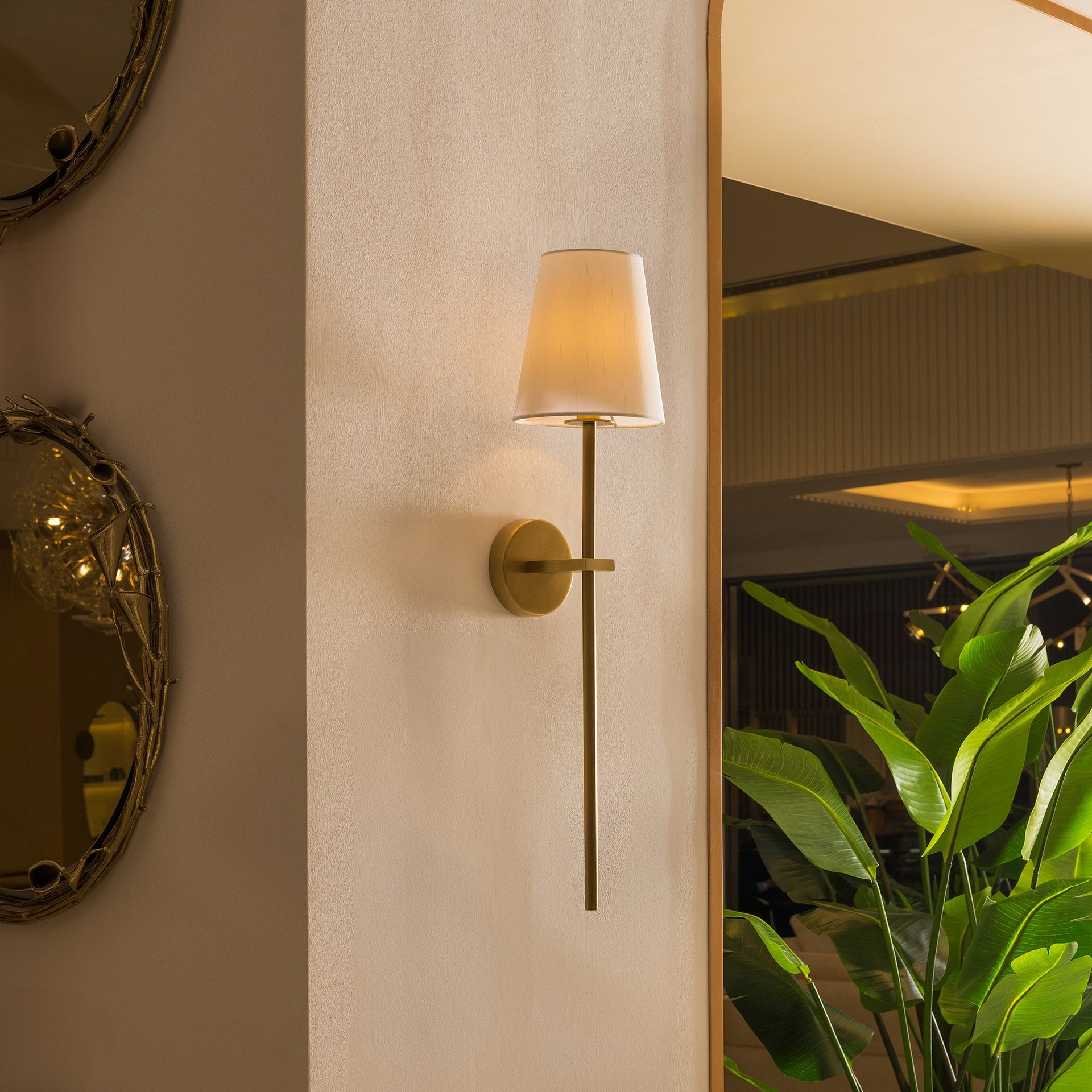 AVICE ANTIQUE BRASS WALL LAMP